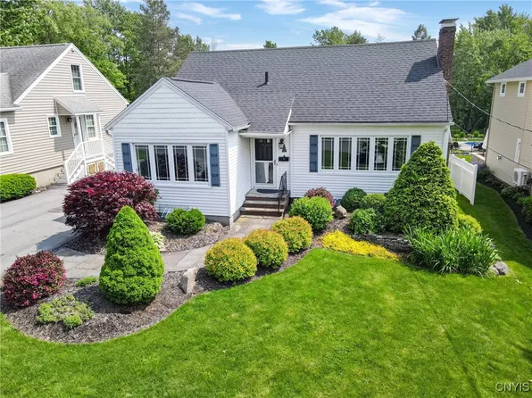 60 E Elizabeth St, Skaneateles, NY 13152