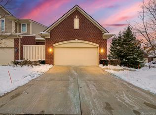 7212 Berry Fld, West Bloomfield, MI 48322