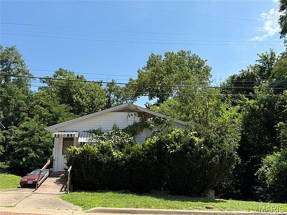 2nd image of 220 W 4th St