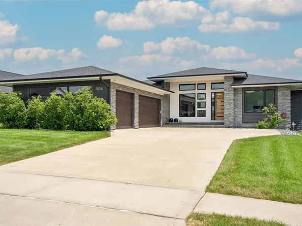 1106 S 100th St, West Des Moines, IA 50266