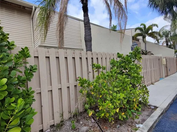 616 Executive Center Dr APT 107, West Palm Beach, FL 33401