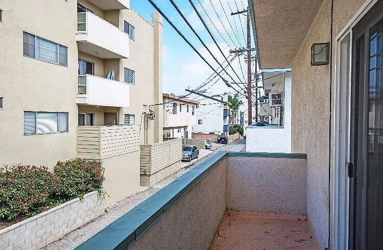 1228 S Saltair Ave #9 — Photo 4