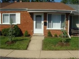 695 Dulles Rd APT C, Des Plaines, IL 60016