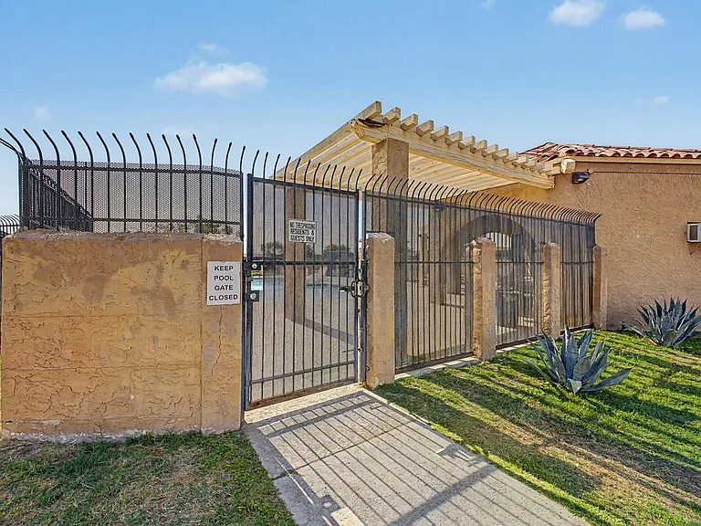 2605 E Lemon St — Photo 30