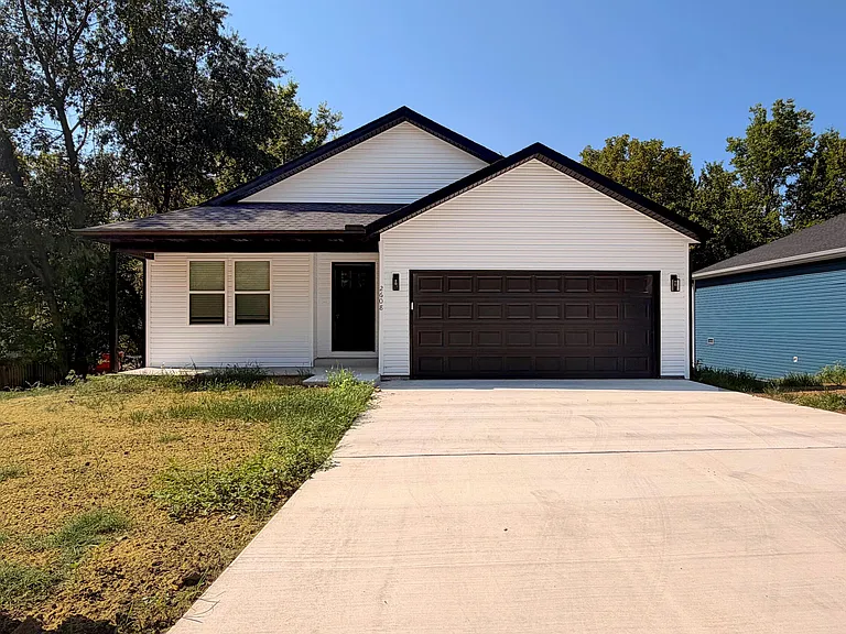2608 Central St — Photo 1