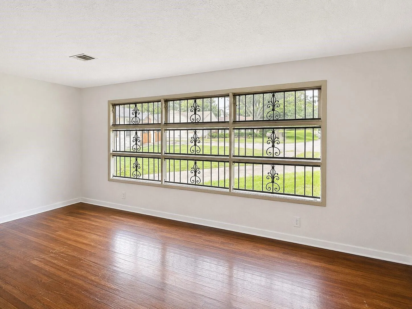 3 bed, 2.0 bath, 1350 sqft, $1,700 — Photo 3