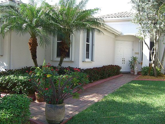 2nd image of 2561 Bay Pointe Dr