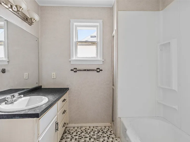 285 Richard St — Photo 9