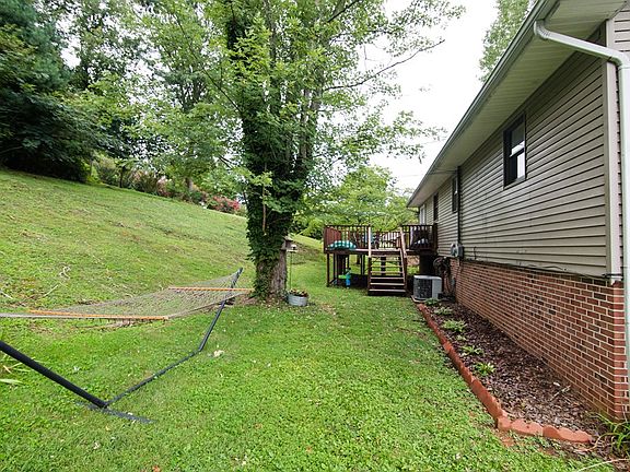 4th image of 165 Hillside Dr