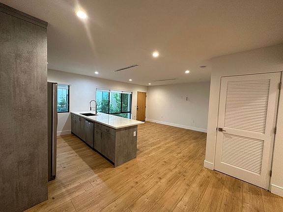 2nd image of 1835 N Kenmore Ave APT 10