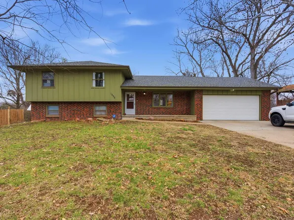 1333 Overlook Dr, Manhattan, KS 66503