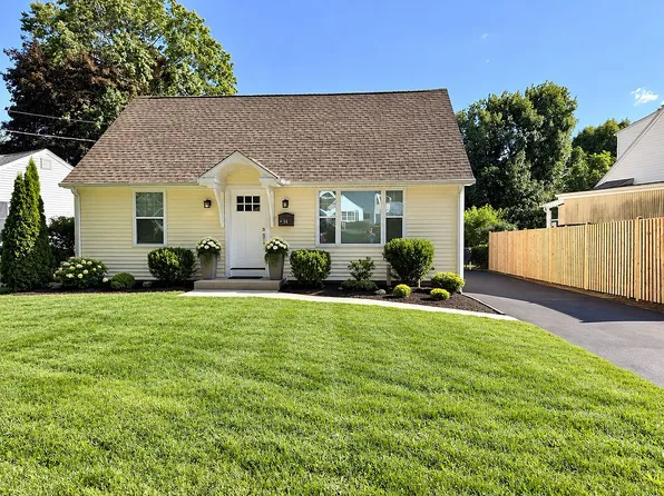 34 Winslow Dr, West Haven, CT 06516