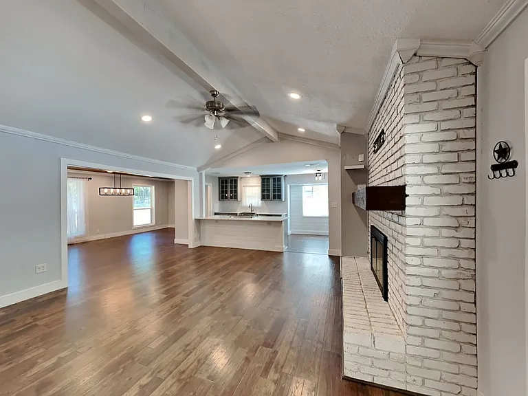 3704 Astoria Dr — Photo 2