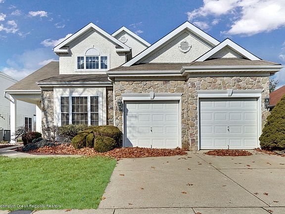 3rd image of 54 Baltusrol Dr