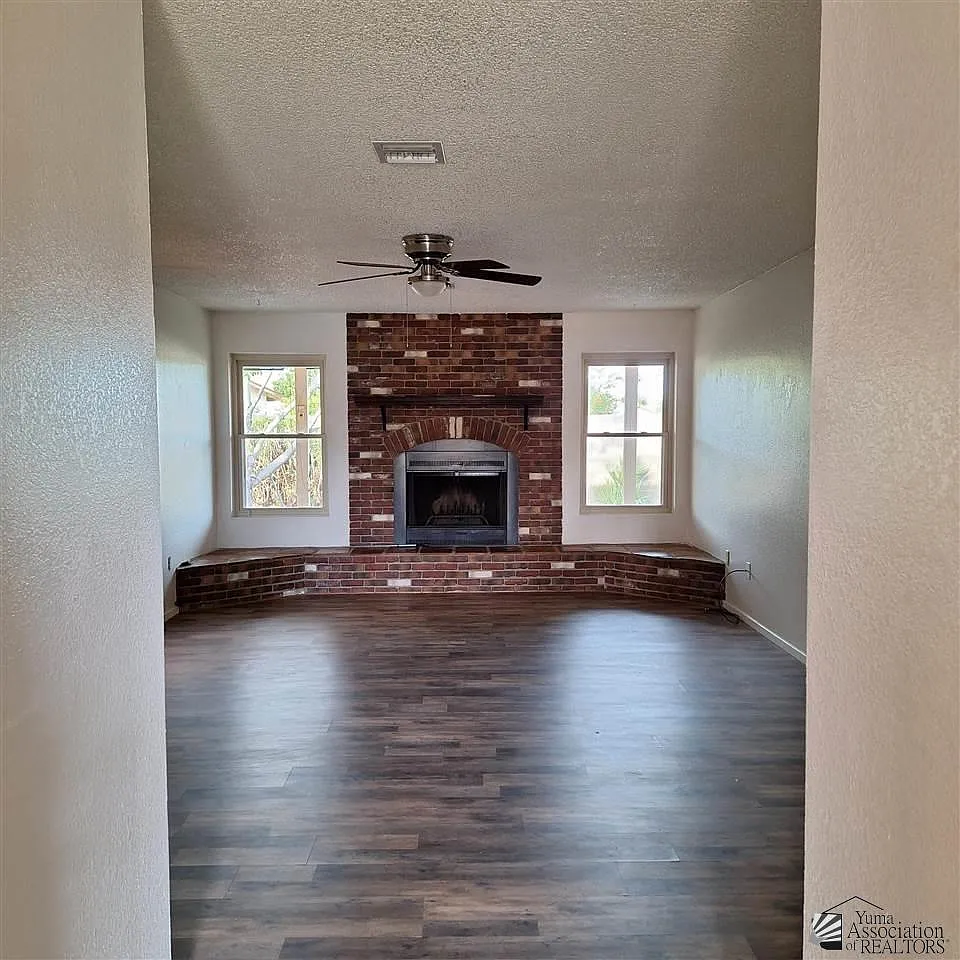 3 bed, 2.0 bath, 1981 sqft, $1,600 — Photo 2