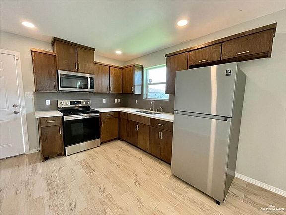 4th image of 2802 Primrose Dr #4