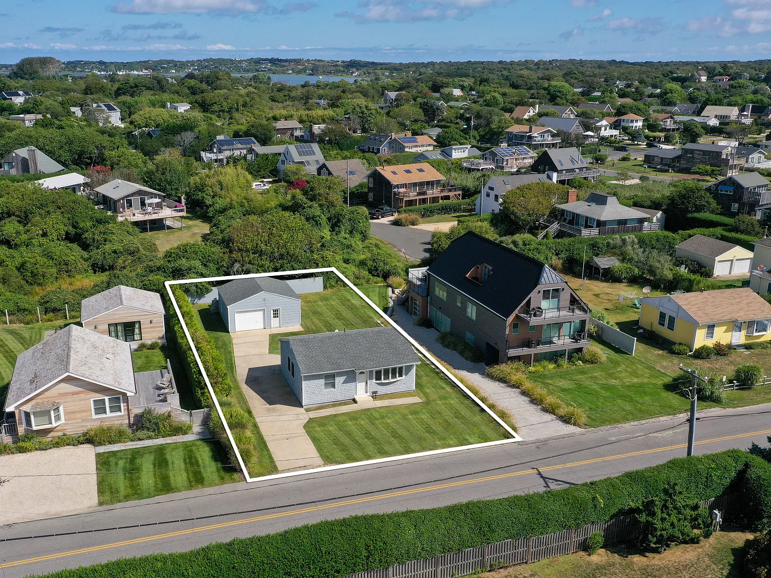 Ditch Plains Beach House Across From The Ocean — Photo 3