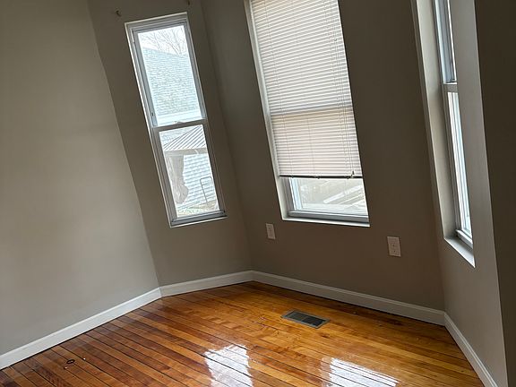 5th image of 18 Upham St Floor 1