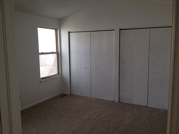 Master Bedroom (vaulted ceiling)