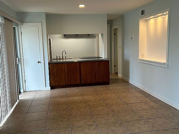 3rd image of 406 Marshall Ct NW Unit 6
