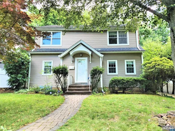 22 Sunset Ter, Tenafly, NJ 07670