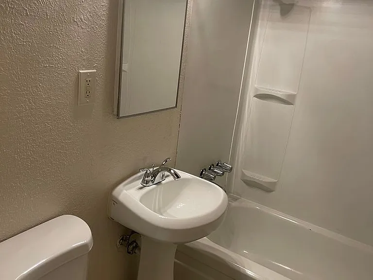 052-Country Squire Apartments — Photo 12