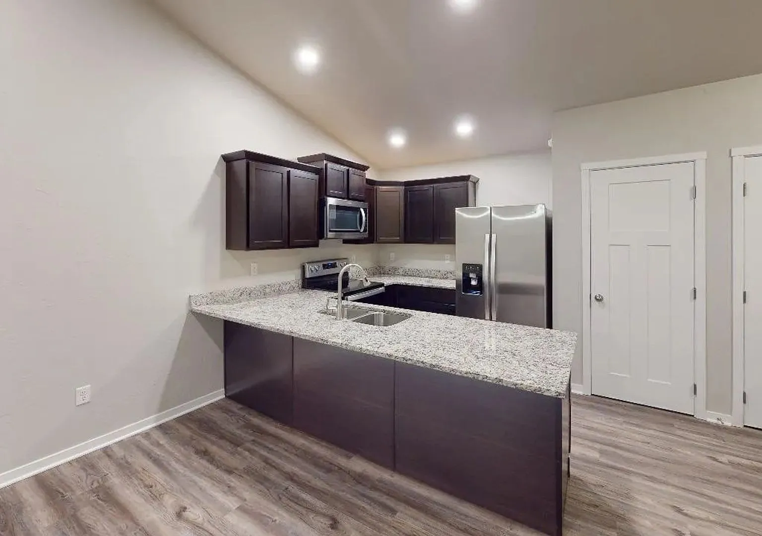 3 bedroom 2 bathroom townhome with 1 car garage — Photo 1
