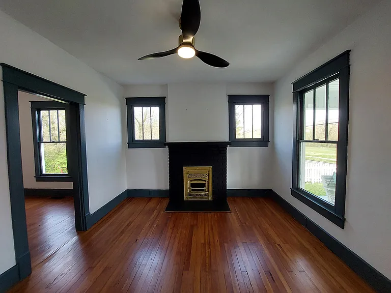 203 Riverside Dr — Photo 6