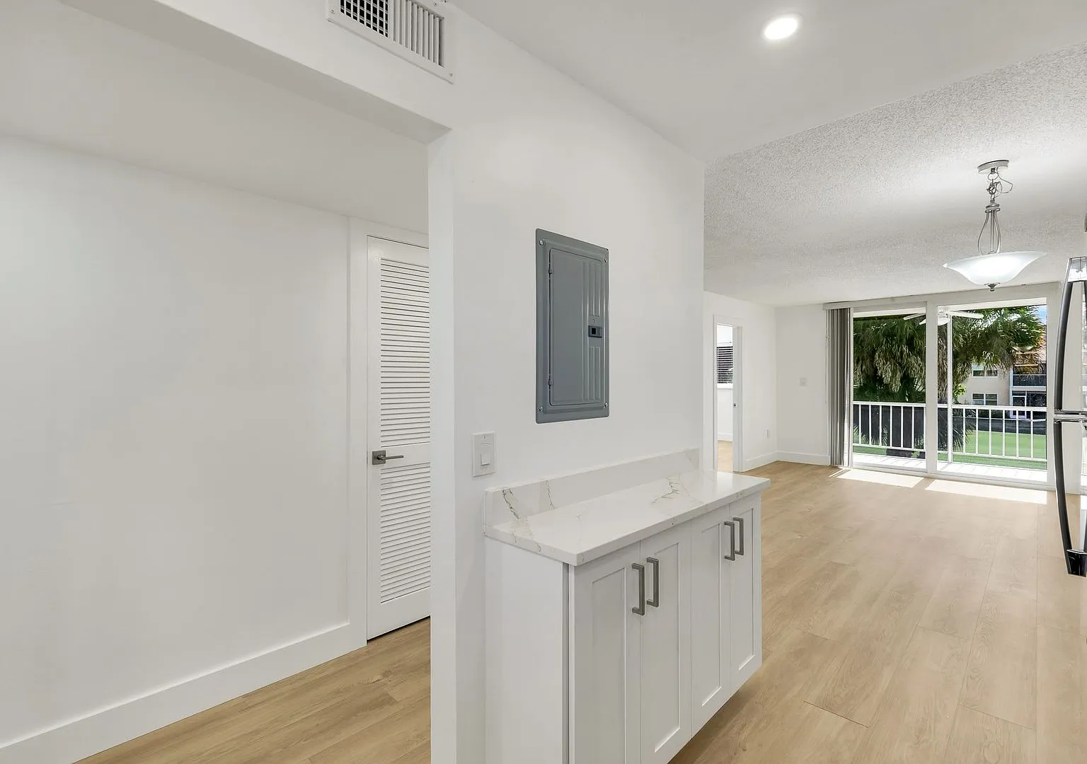 2 bed, 842 sqft, $1,900 — Photo 4