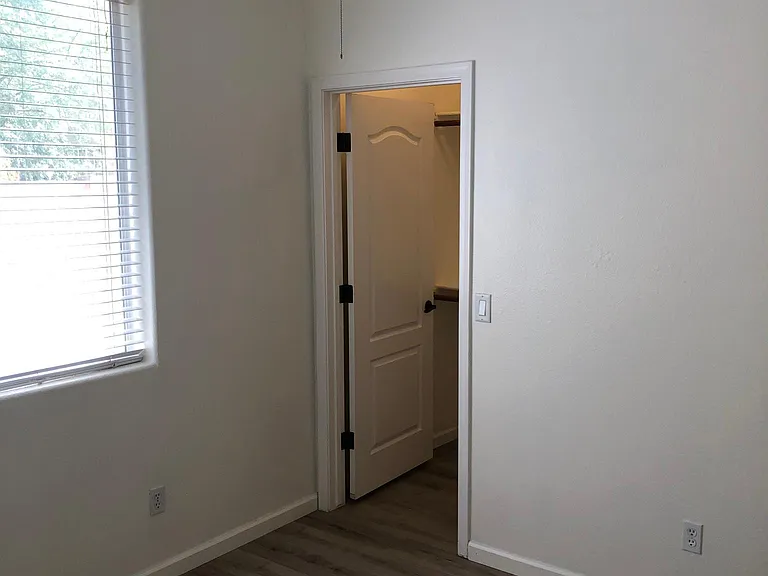 146 E Constitution Ct — Photo 13
