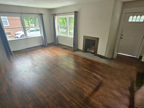 3rd image of 819 Rockwood Hts
