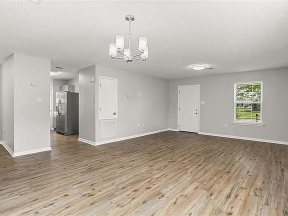 4th image of 33 Clifford Ct
