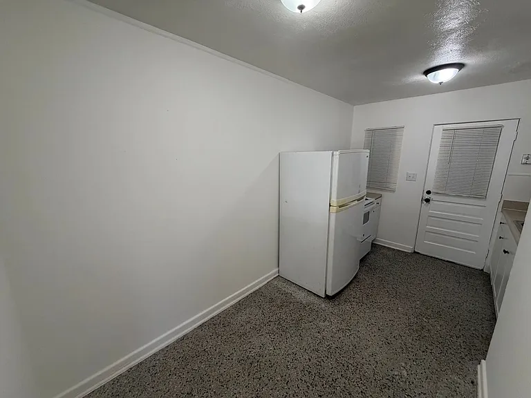 2109 S Mills Ave — Photo 4