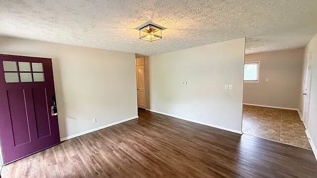 3 bed, 1.0 bath, 999 sqft, $1,385 — Photo 3