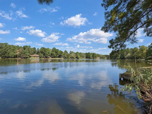 1913 E Lake Dr, Huntsville, TX 77340