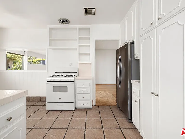 256 S La Peer Dr — Photo 7