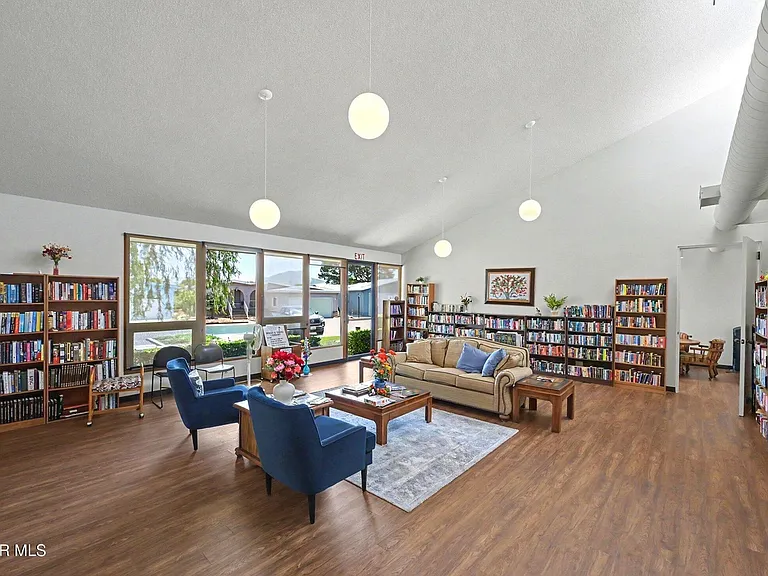 21 Poinsettia Gardens Dr — Photo 7
