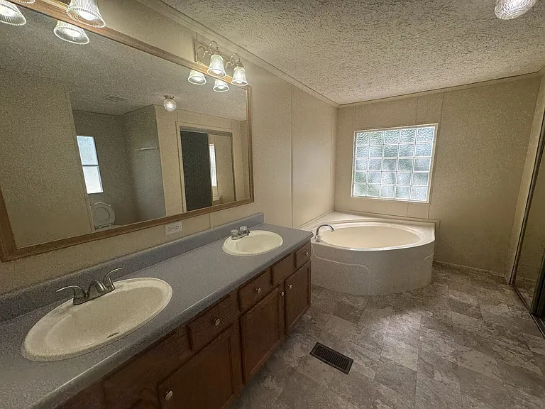 1451 Columbus Rd — Photo 15