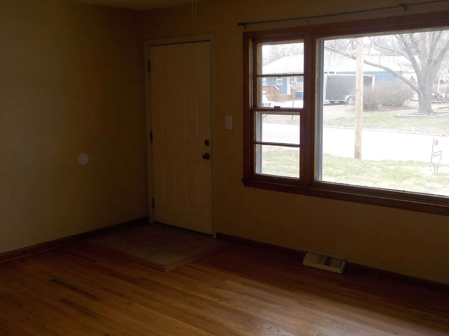 909 Highland Dr — Photo 2