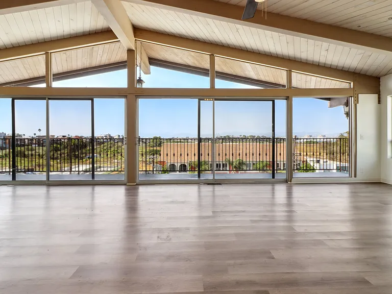 Pershing Dr — Photo 12