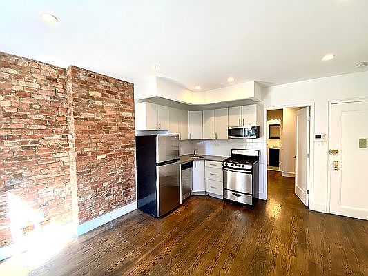 3rd image of 247 E 39th St APT 4A