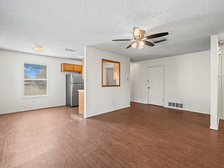 2107 La Salle Ave — Photo 5