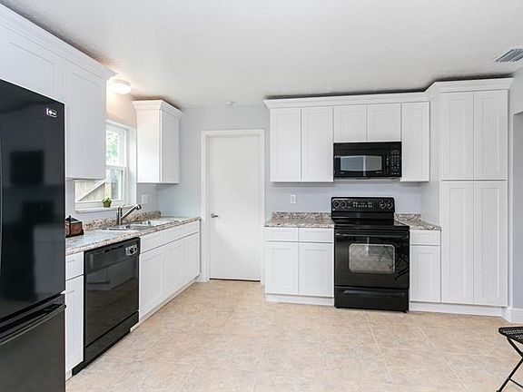 3rd image of 803 Coldwater Dr