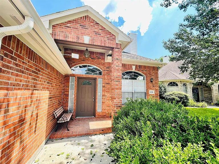 1719 Park Forest Dr — Photo 3
