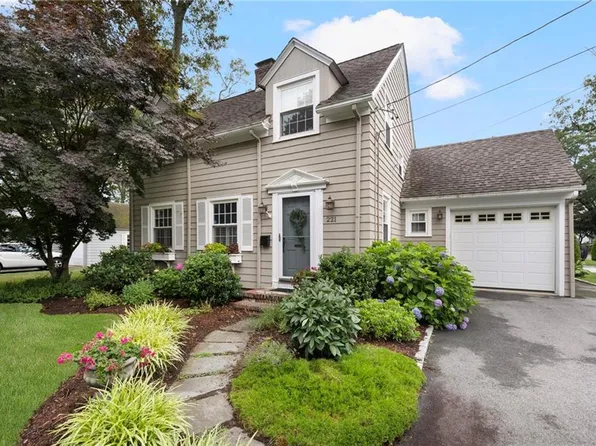 221 Trinity St, Warwick, RI 02886