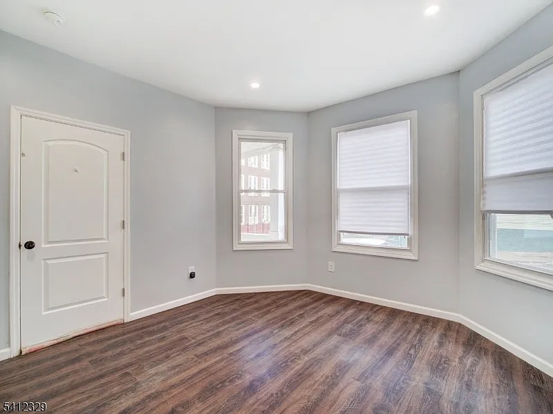 3 bed, 1.0 bath, 800 sqft, $2,350 — Photo 4