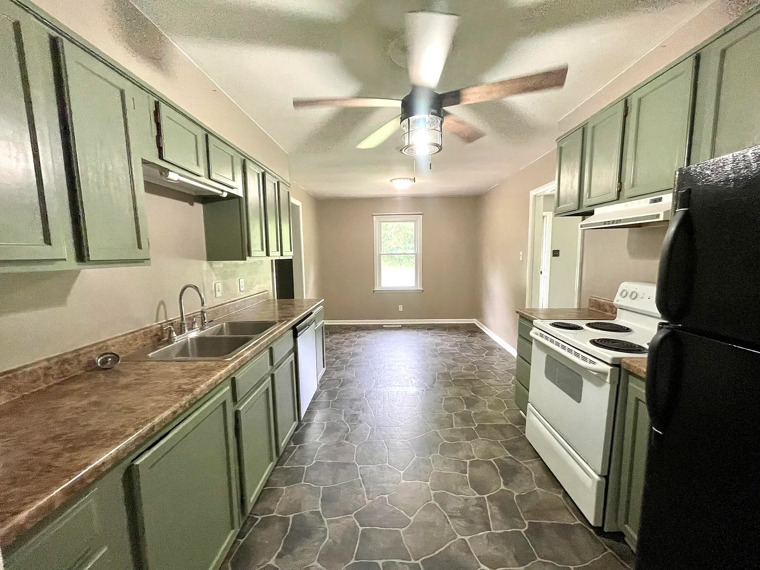 3 bed, 2.0 bath, 1400 sqft, $1,400 — Photo 3