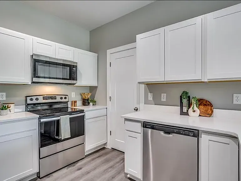 4 bed, 1376 sqft, $1,645 — Photo 2