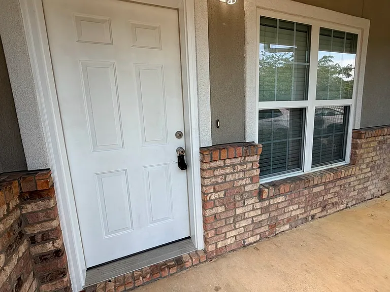 1529 Bentley Cir — Photo 2