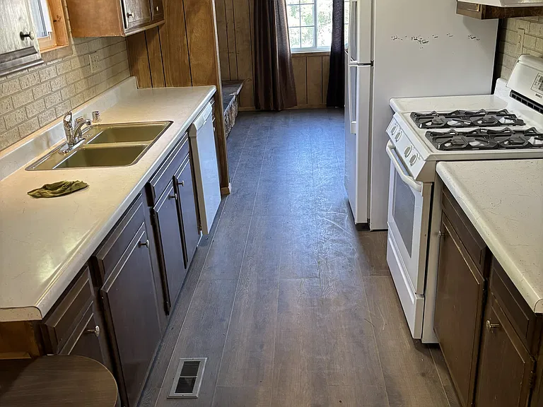 185 E Main St — Photo 3